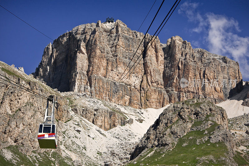 索道到Sass Pordoi, Dolomites在夏天